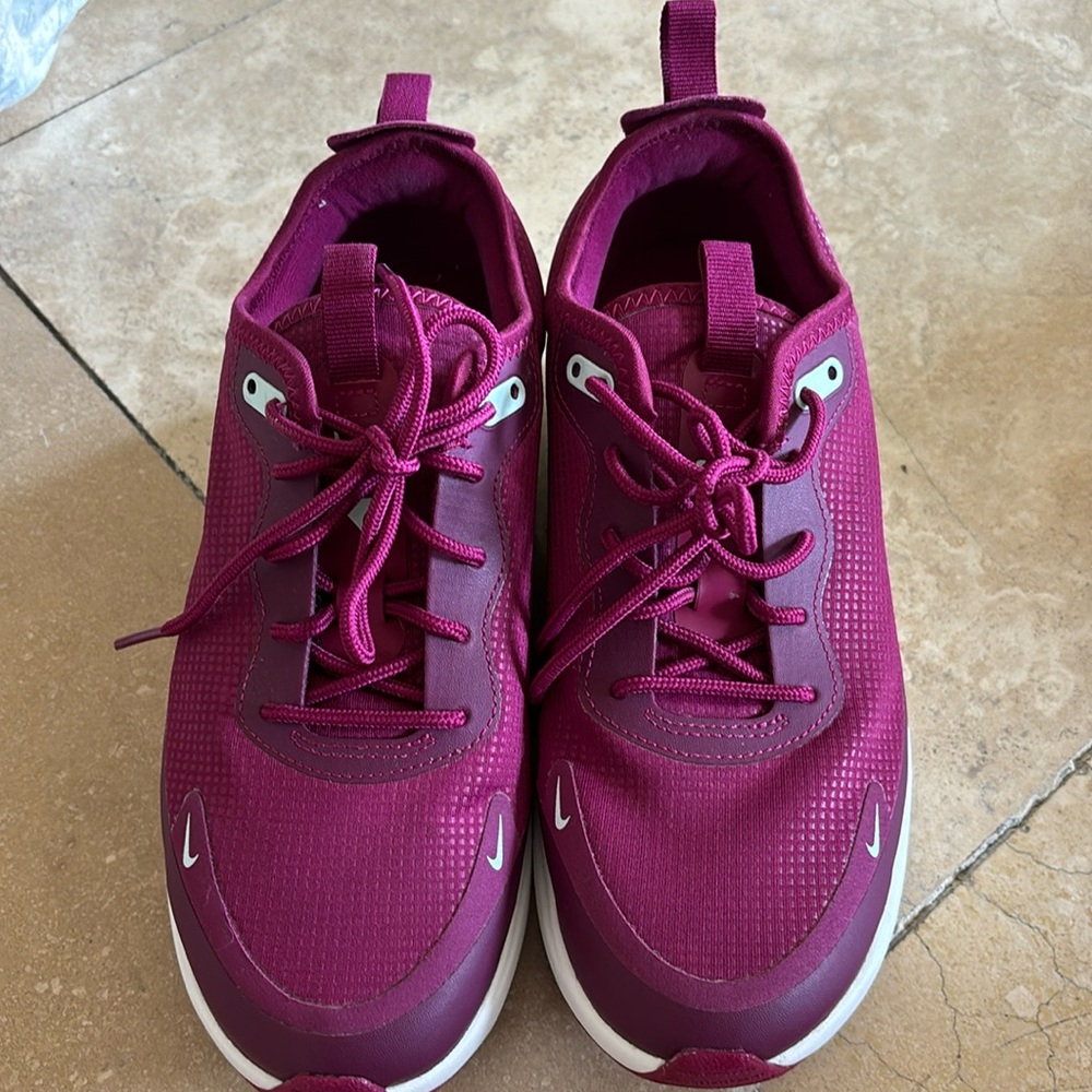 Air max female maroon